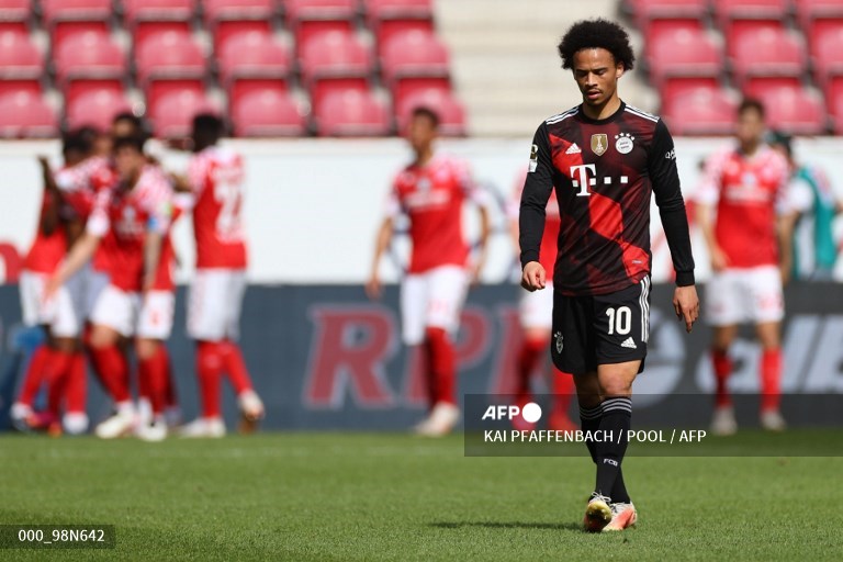Winger Bayern Muenchen, Leroy Sane, tertunduk setelah Mainz mencetak gol (AFP/Kai Pfaffenbach)