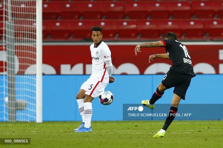 Gelandang Bayer Leverkusen, Kerem Demirbay (kanan), mencetak gol ke gawang Eintracht Frankfurt (AFP/Thilo Schmuelgen)