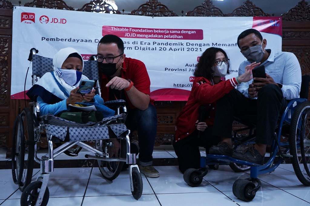 Tim JD.ID sedang melatih dua dari total lima puluh partisipan dalam kegiatan lokakarya Pemberdayaan Komunitas Disabilitas