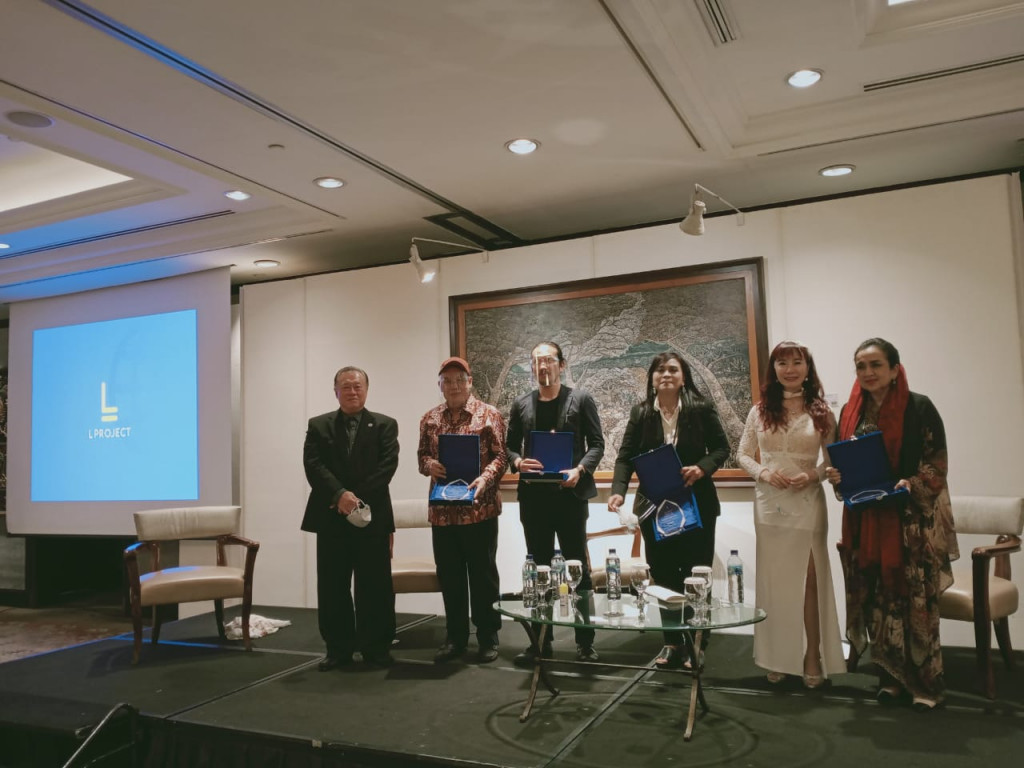 CEO L Project Ali Kusno Fusin dan Linda Ma dalam peluncuran platform digital seni L Project di Ballroom Hotel Shangri-La, Jakarta.
