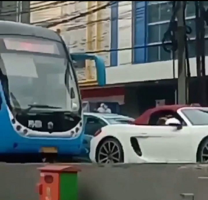 Nekat Terobos <i>Busway</i>, Pengendara Porsche Ditangkap