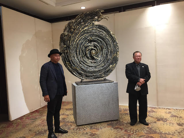 Seniman patung I Nyoman Nuarta bersama CEO Linda Gallery Ali Kusno Fusin. (Foto: Istimewa)
