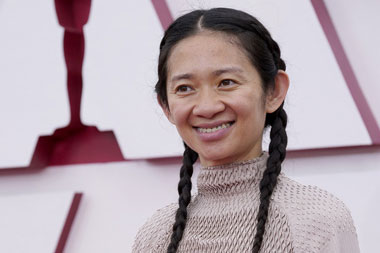 Chloe Zhao Catat Sejarah sebagai Perempuan Asia-Amerika Pertama Menang Sutradara Terbaik Oscar