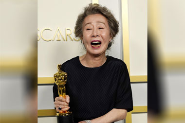 Youn Yuh-jung jadi Aktris Korea Pertama yang Menang Piala Oscar