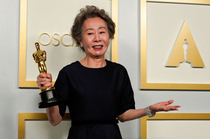 Youn Yuh-jung Jadi Aktris Korea Pertama yang Menang Oscar