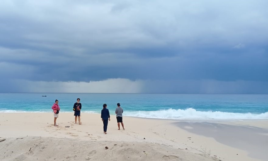 Saat memasuki bulan April hingga Januari, pasir Pantai Mingar memutih. Tapi khusus pada Februari hingga Maret,  pasir akan menghitam. (Foto: Arthurio Oktavianus Arthadiputra/Gaya.id)