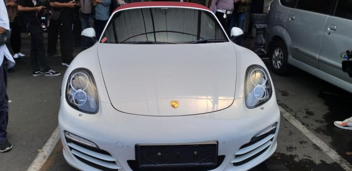 Pelat Nomor Tak Terlihat, Begini Cara Polisi Cari Pemilik Porsche Penerobos Busway