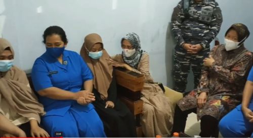 Mensos Risma Kuatkan Hati Istri Awak KRI Nanggala 402