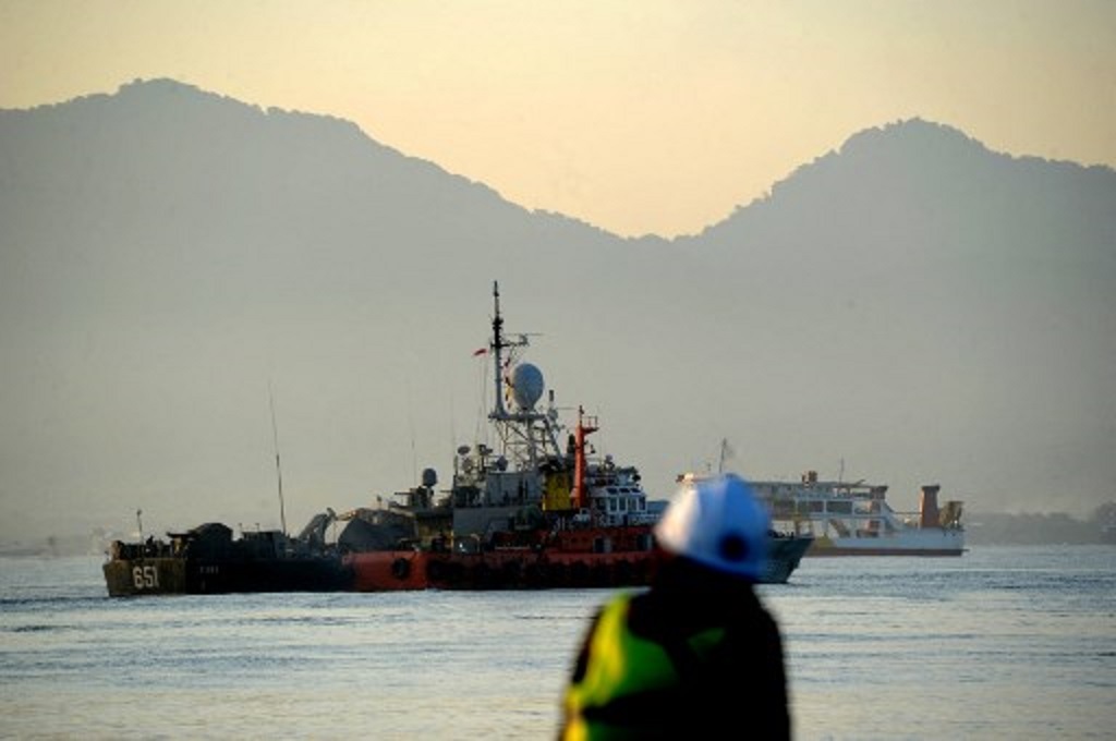 Kapal Angkatan Laut Indonesia bersiap melanjutkan upaya pencarian KRI Nanggala-402 pada Minggu, 25 April 2021. (SONNY TUMBELAKA / AFP)