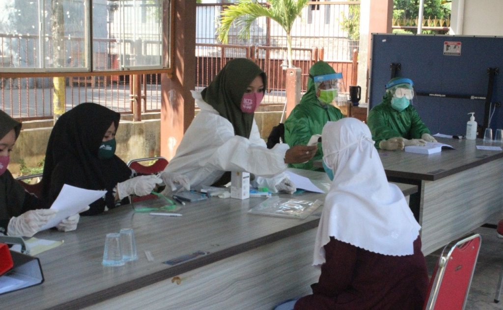 Santri diperiksa suhu badannya sebelum pulang kampung. (Foto: Medcom.id/ Rhobi Shani)