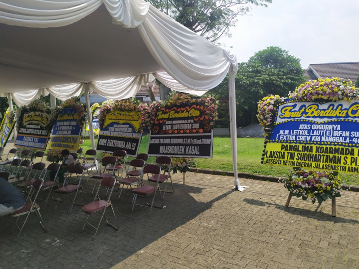 Kediaman Letkol Laut Irfan Suri Awak Nanggala-402 Banjir Karangan Bunga