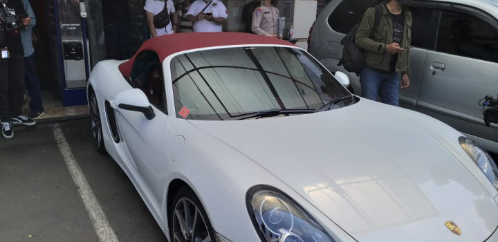 Porsche Penerobos <i>Busway</i> Disita Sementara