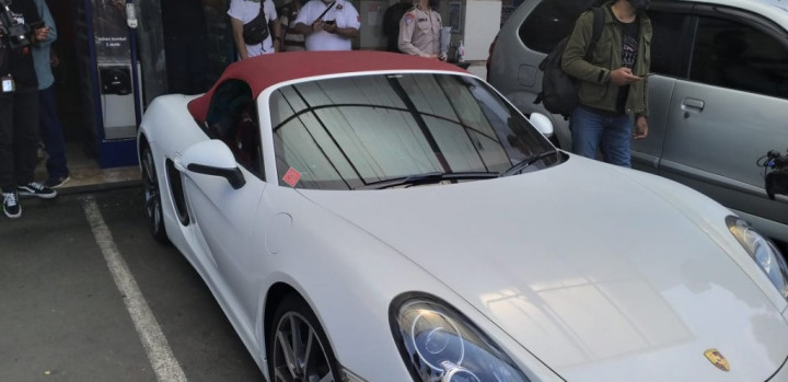 Ternyata Ini Sosok Pengemudi Porsche yang Nekat Terobos Jalur Transjakarta