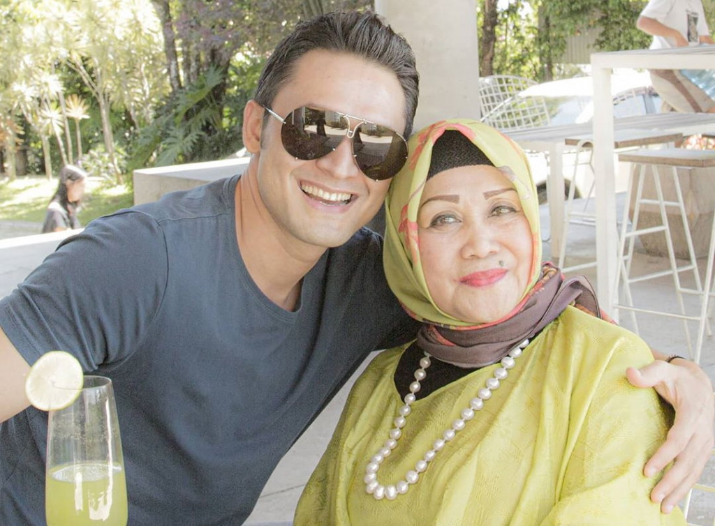 Indra Bruggman dan ibunya (Foto: instagram)