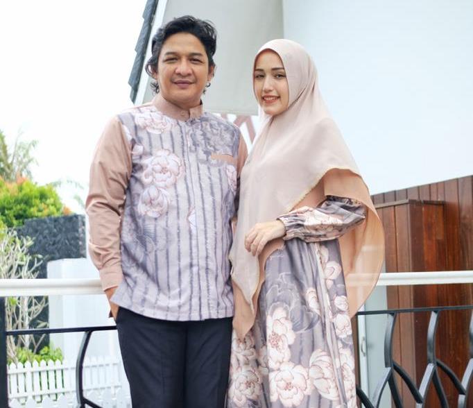 Pasha 'Ungu' bersama sang istri, Adelia mengenakan koleksi Nigoya Syar'i bertemakan Mawaddah (Foto: Nigoya Syar'i)