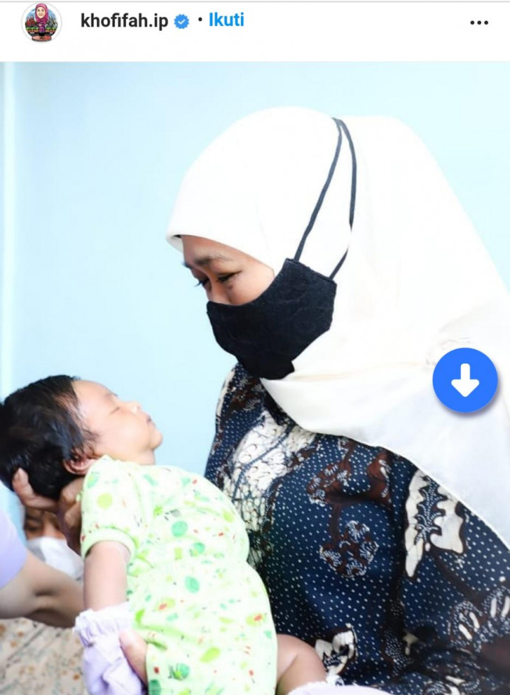 Saat Khofifah Gendong Bayi Kru KRI Nanggala 402