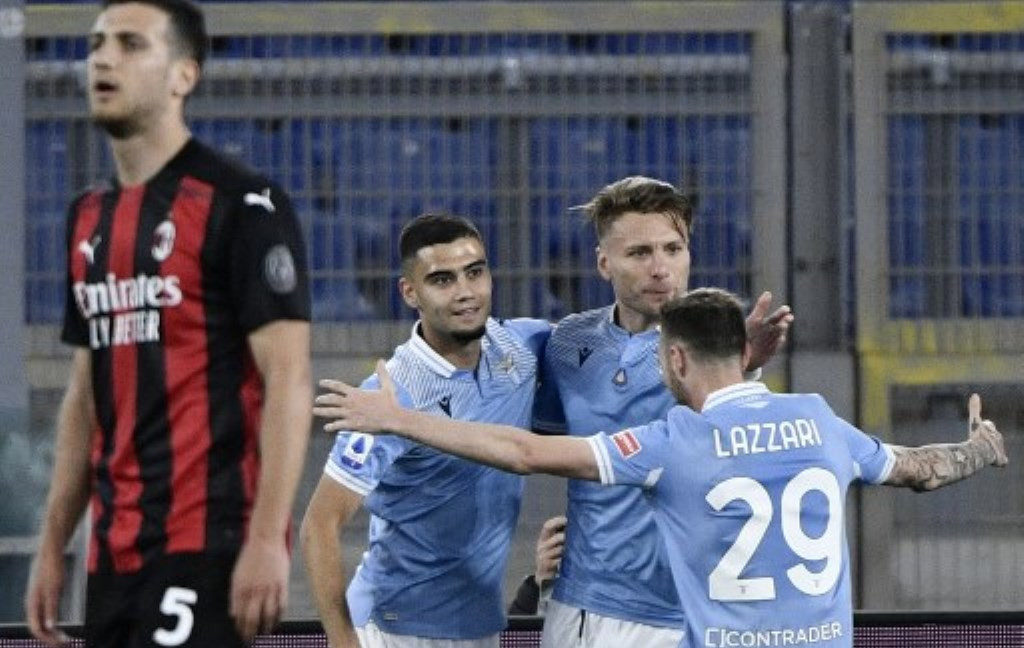 Momen saat striker Lazio Ciro Immobile (kanan kedua) berselebrasi usai membobol gawang AC Milan (Foto: AFP/Filippo Monteforte)