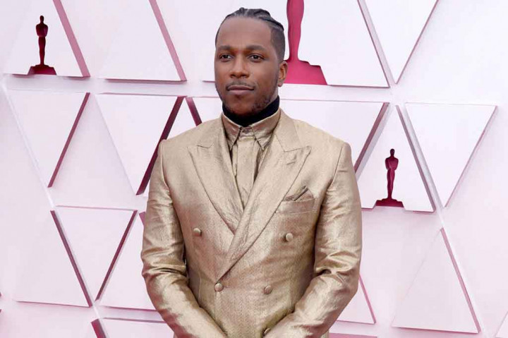 Kemilau Busana Emas 24 Karat Aktor Leslie Odom di Oscar 2021