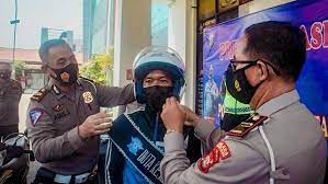 Beraksi <i>Freestyle</i> di Jalanan, Pemotor Ini jadi Duta Keselamatan Lalu Lintas