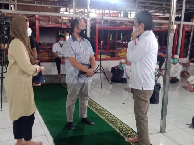 Metro TV Santuni Anak Yatim dan Santri Rumah Qur'an Sunnah Al-Bashiroh