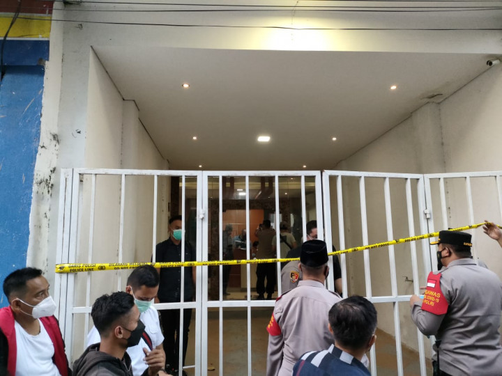 Munarman Ditangkap, Puluhan Polisi dan TNI Kawal Penggeledahan Petamburan III