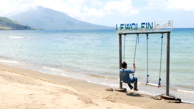 Pantai Lewolein dan Pondok Kuliner