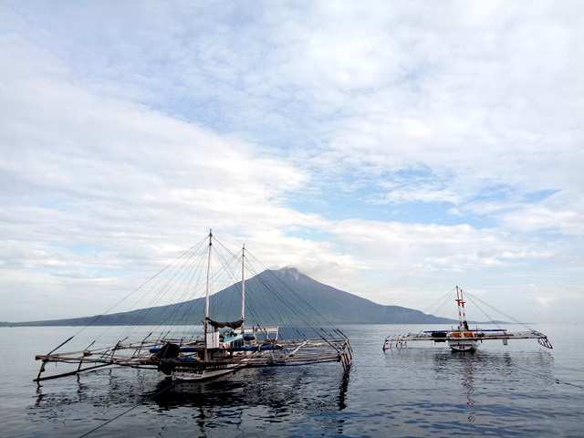 Gunung Ile Lewotolok yang indah terlihat dari Jembatan Titian (Jeti) Desa Hadakewa. (Foto: Dok. Arthurio Oktavianus)