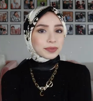 Silk scarf dapat memberikan kesan elegan bagi penggunanya. (Foto: Dok. Instagram/@salialdigs)