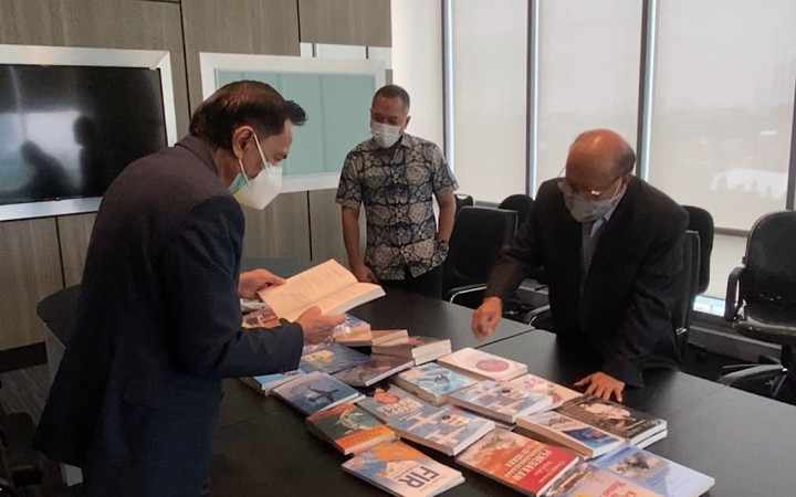 Chappy Hakim Sumbang Buku ke Perpustakaan Media Group