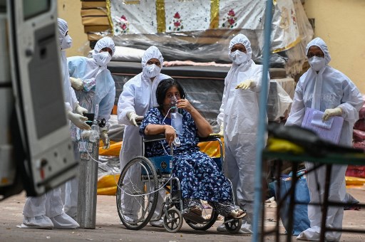 Pasien covid-19 di India mengalami kekurangan oksigen. Foto: AFP
