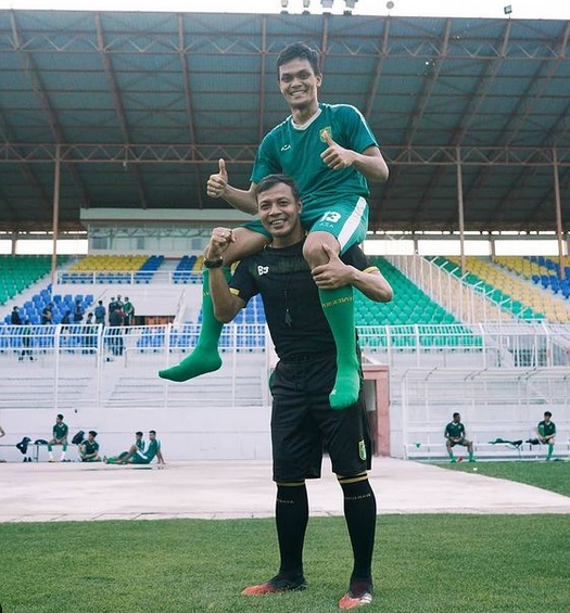 Unggah Foto Gendong Rian di G10N,  Bejo Sugiantoro Kenang Persebaya Juara Liga Indonesia