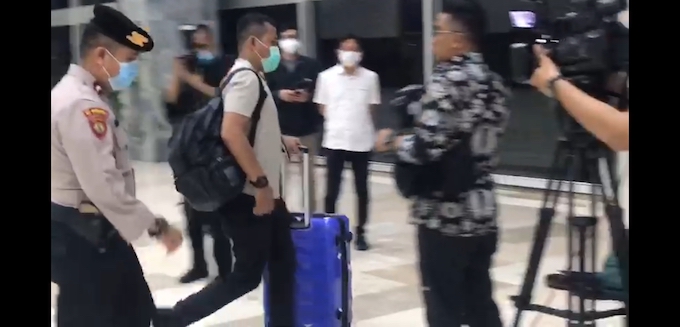 Penyidik KPK membawa barang bukti dari ruangan Azis Syamsuddin/Medcom.id/Anggi Tondi.