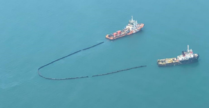 159 Kapal Dikerahkan Bereskan Ceceran Minyak Pertamina