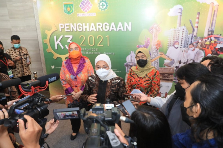Kemnaker Beri Penghargaan K3 2021 ke Gubernur dan Perusahaan