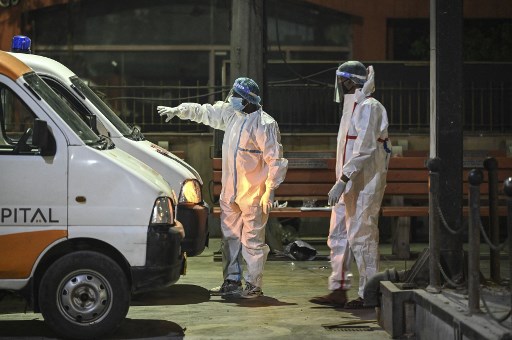 Ambulans di India yang membawa korban covid-19. Foto: AFP