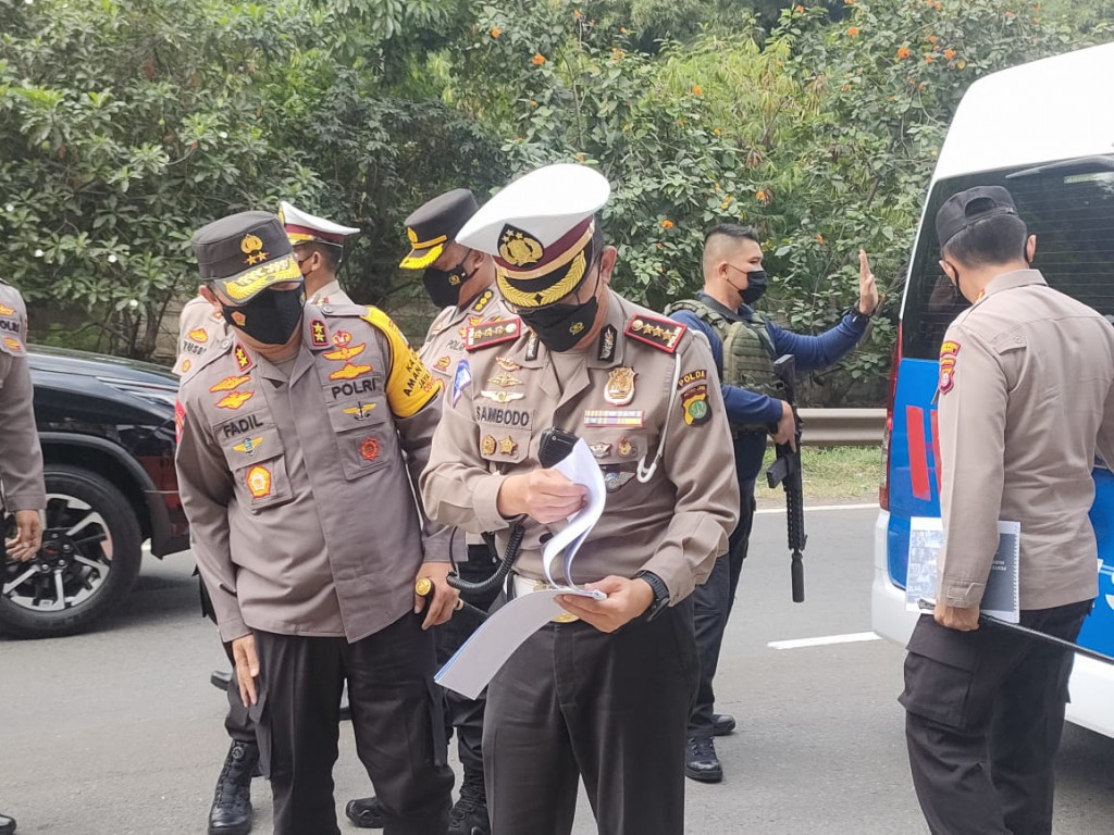 Kapolda Metro Jaya Irjen Mohammad Fadil Imran meninjau pos penyekatan larangan mudik Lebaran 2021. Medcom.id/Siti Yona Hukmana