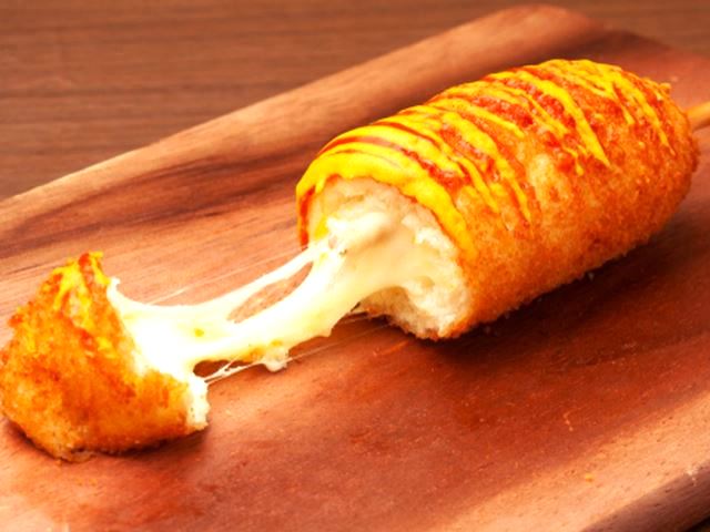 Ini cara membuat corn dog ala Korea. (Foto: Dok. Endeus)