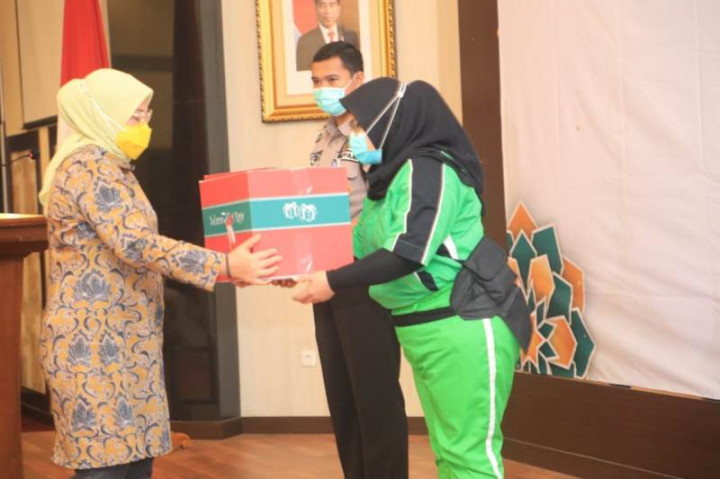 Pengemudi Hingga Petugas Kebersihan Mendapat Paket Ramadan dari Menaker