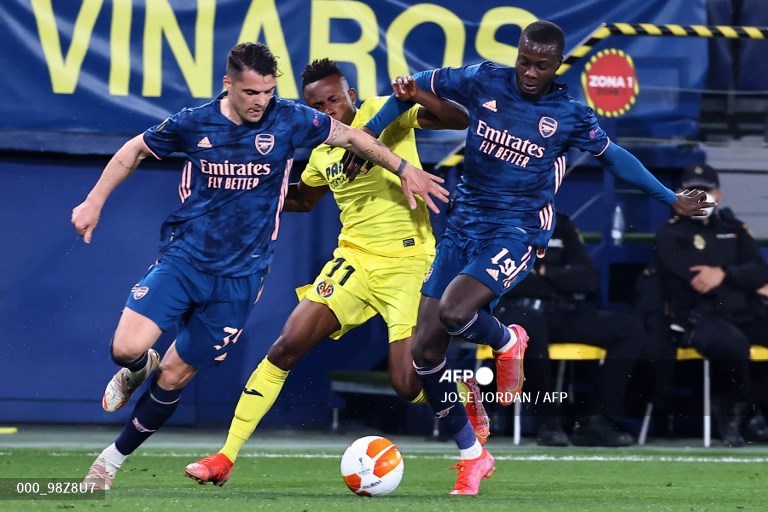 Winger Villarreal, Samuel Chukwueze (tengah), mencoba melepaskan diri dari kawalan pemain Arsenal, Nicolas Pepe (kanan) dan Granit Xhaka (AFP/Jose Jordan)