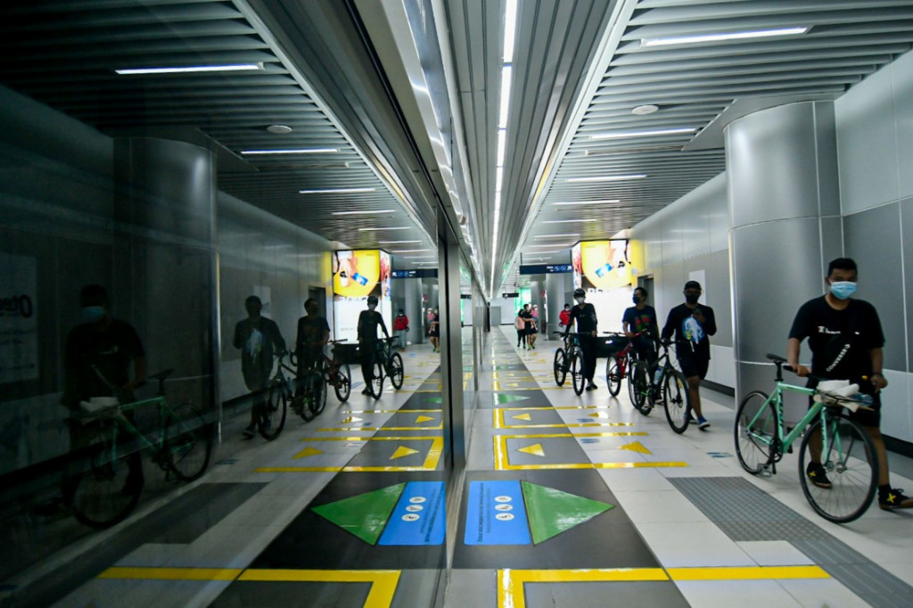 Warga DKI Jakarta memanfaatkan fasilitas dan kebijakan MRT yang mempermudah pesepeda. MI/Andri Widiyanto
