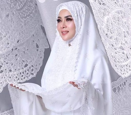 Mukena Fatimah Syahrini berwarna putih ini termasuk yang selalu menjadi best seller. (Foto: Dok. Instagram/@fatimahsyahrini)
