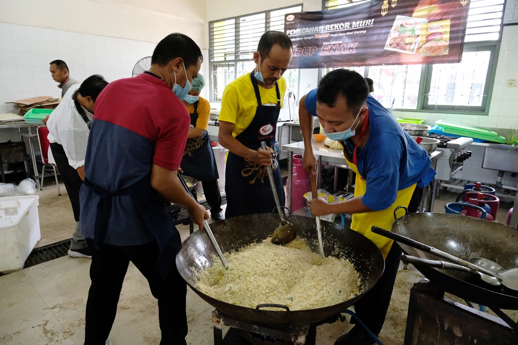 Sasa membuat 20 ribu porsi nasi goreng yang dimasak secara massal untuk dibagikan kepada warga sekitar. (Foto: Sasa)