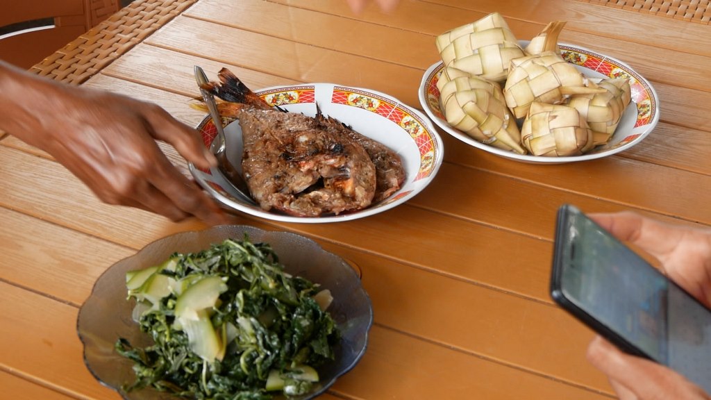 KETUPAT IKAN BAKAR merupakan kuliner yang sering ditemukan di pondok kuliner di Pulau Lembata. (Foto: Arthurio Oktavianus)