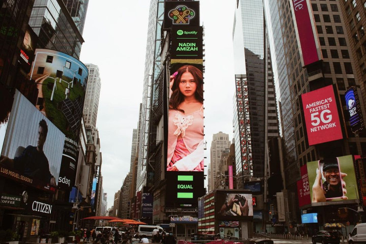 Nadin Amizah Terkejut Wajahnya Terpampang di Billboard Times Square New York