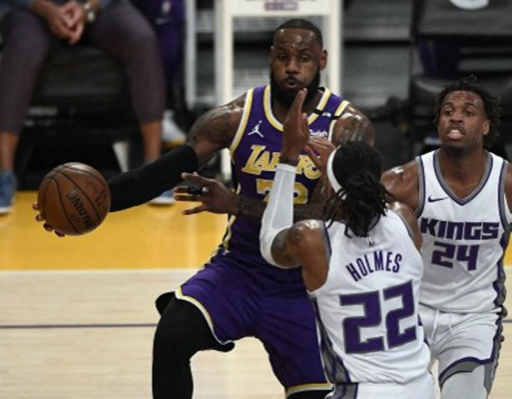 LeBron James <i>Comeback,</i> Lakers Keok dari Kings