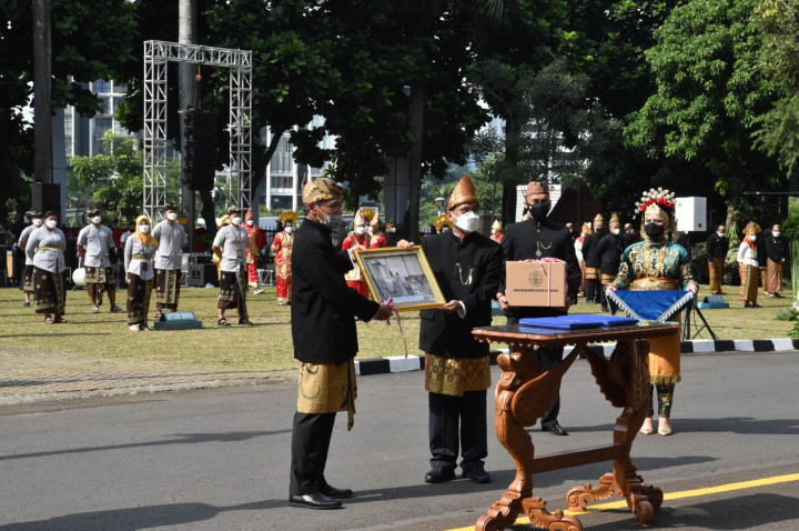 Kemendikburistek Serahkan 998 Berkas Arsip Statis ke ANRI