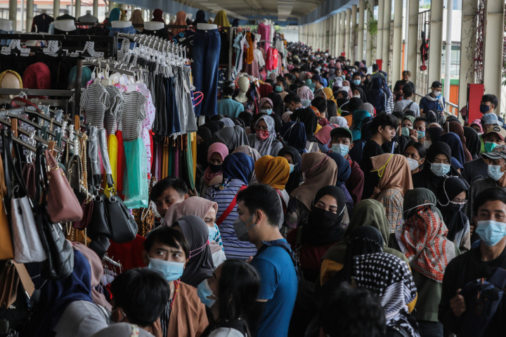 Foto: Pengunjung Berdesakan di Skybridge Pasar Tanah Abang