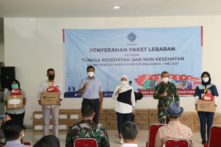 Menaker Serahkan Ribuan Paket Lebaran untuk Pekerja Medis di Wisma Atlet