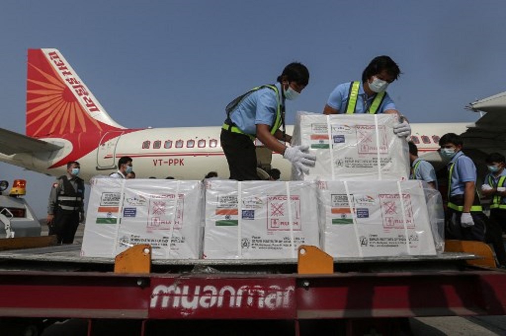 Petugas menurunkan pasokan vaksin Covid-19 yang dikirim dari India di Bandara Internasional Yangon, Myanmar pada 22 Januari 2021. (STR / AFP)