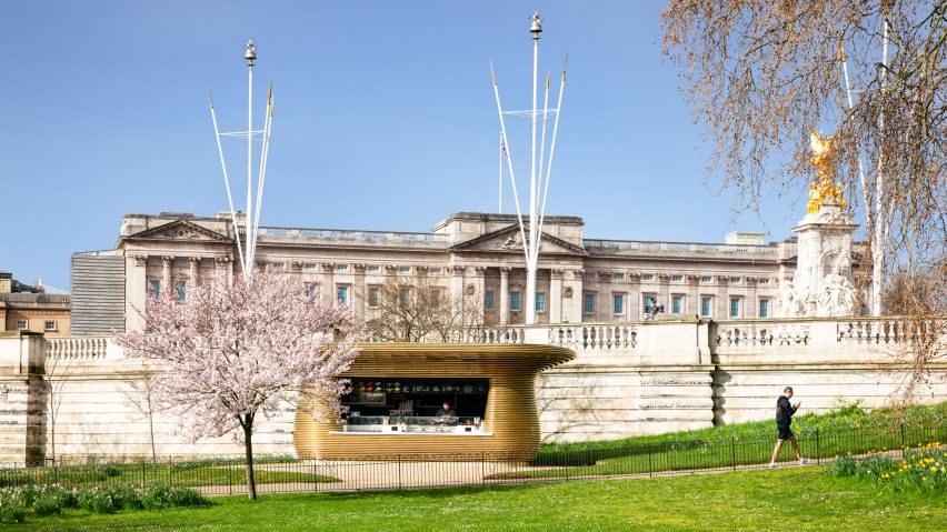 Kedai kopi dengan bentuk dan warna berkilau di samping Istana Buckingham. Foto: Luke Hayes.